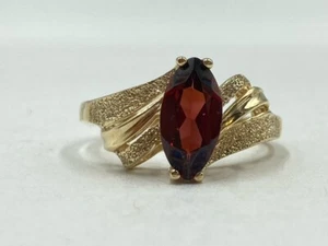 Anillo de piedra sintética granate almandino para dama oro amarillo 10K 2,7 g (EL1097071) - Imagen 1 de 7
