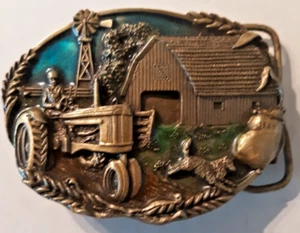 Gürtelschnalle Bauernhof Szene Traktor Scheune 1981 Bergamotte Messing 3,25" Gold unbenutzt - Bild 1 von 2