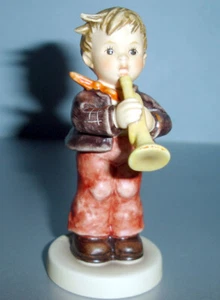 Hummel Goebel Spring Song #2244 Niño con Cuerno 4"H Exclusivo Club - Imagen 1 de 5
