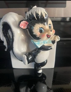 RAR Vintage anthropomorphe Stinktier Keramik Wand Tasche Übertopf mit blauer Schleife - Bild 1 von 9