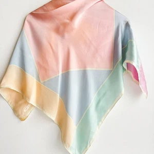Bufanda ligera de seda con estampado geométrico pastel Adrienne Vittadini - Imagen 1 de 4