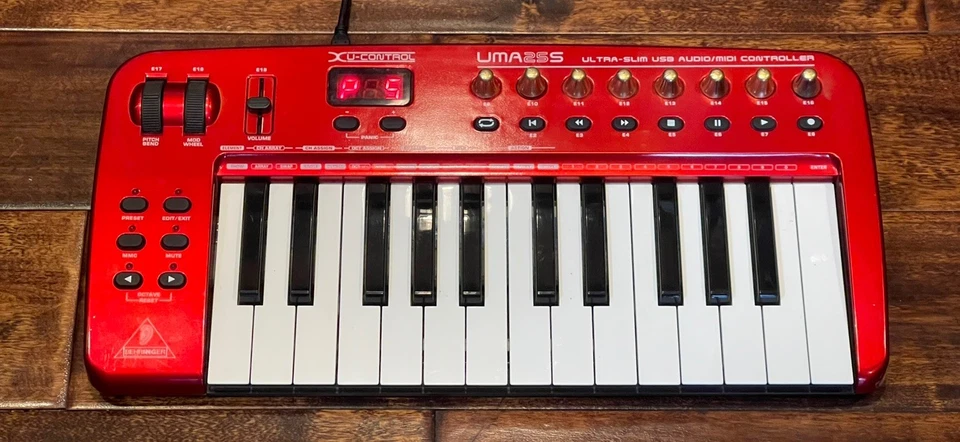 Behringer UMA25S Slim 25-Key USB/MIDI Controller Keyboard with Audio Interface - Image 1 of 4