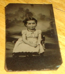 Antica foto tipo latta "carina" bambina/bambina bianco e nero 2" x 3-1/4" - Foto 1 di 2