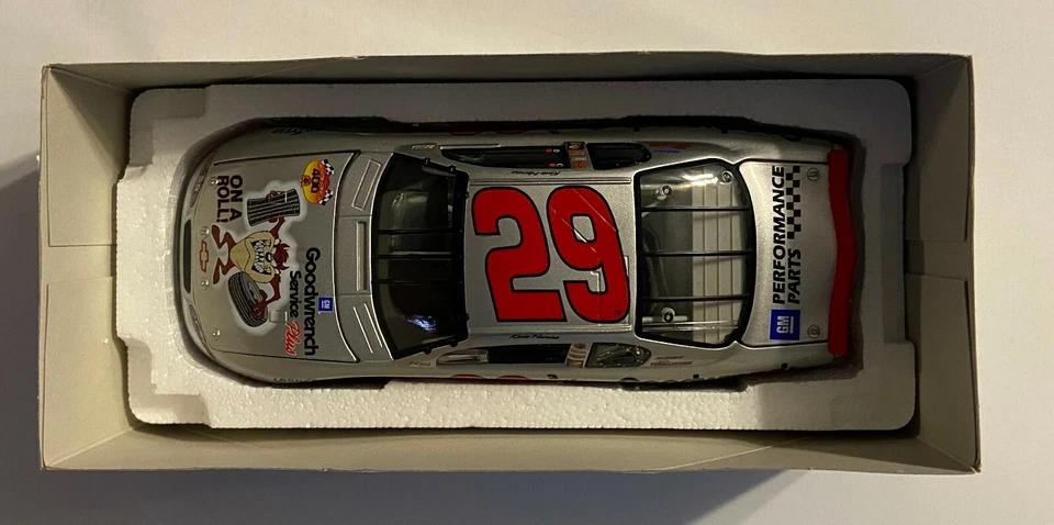 Action 1/24 Scale 101722 - 2001 Chevrolet Monte Carlo #29 Looney Tunes - Harvick