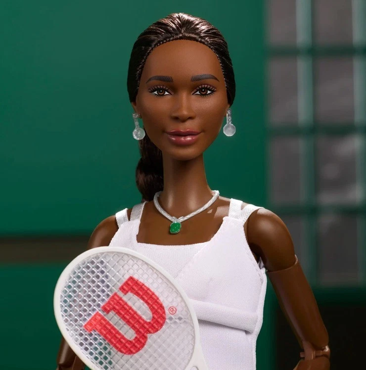 Muñeca Barbie inspiradora para mujer Venus Williams con uniforme de tenis y raqueta Foto 1 de 4