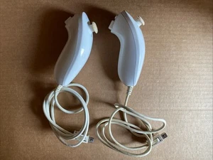 2x Offizielle Nintendo Wii Nunchuck Weiß Fernbedienung 👾 Wii Controller WEISS! - Bild 1 von 3