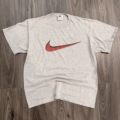 Camiseta gris Nike vintage años 90 roja Swoosh para hombre mediana grande etiqueta roja hecha en EE. UU. Foto 1 de 4