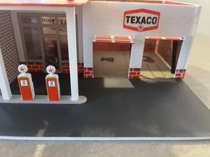 1:64 GREENLIGHT Set Officina Garage Meccanico E Benzinaio - Foto 1 di 9
