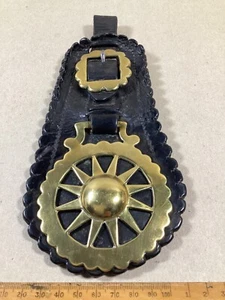 PRESSED HORSE BRASS WITH STAR SUN BOSS. ON FACE PIECE MARTINGALE LEATHER STRAP. - Foto 1 di 6