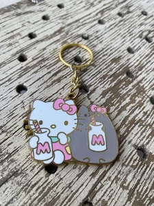 Schlüsselanhänger Hello Kitty Sanrio und Pusheen Zusammenarbeit Metall Emaille, tragbar - Bild 1 von 11