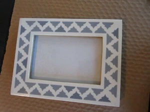 Pottery Barn Kids Lattice Resin Frame 4 X 6 grey photo shoot sample - Picture 1 of 2
