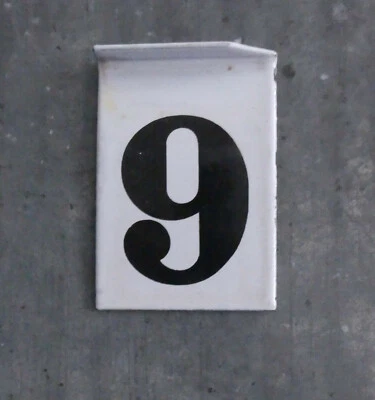 Plaque émaillée ancienne N°9. Indicateur de prix. Pompe à essence ? Gasoil ?  - Photo 1/3