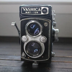 Vintage Yashica Mat 124 Medium Format TLR Camera - Yashinon 80mm F3.5/2.8 Lenses - Picture 1 of 9