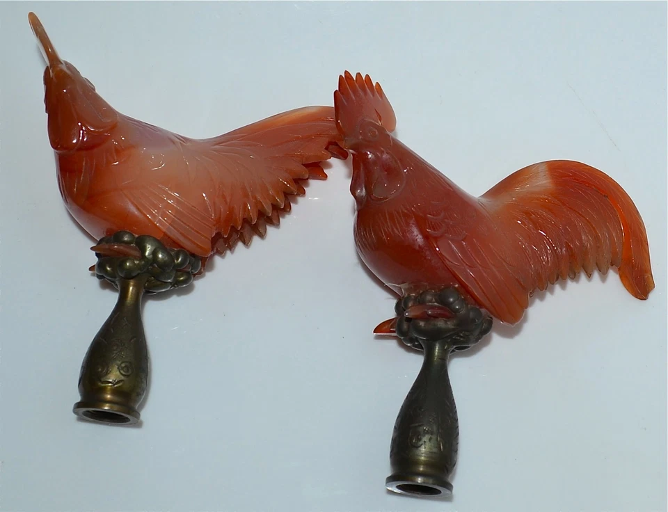 Excepcional par de antiguos remates de lámpara de gallo de cornalina tallada china  Foto 1 de 4