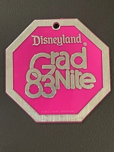 Medalla de plástico etiqueta equipaje Disneyland Grad Nite 1983 vintage - Imagen 1 de 3