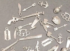 40 piezas. Lote de dijes herramientas de plata pistolas cuchillos espadas escudos metal dijes lotes - Imagen 1 de 6