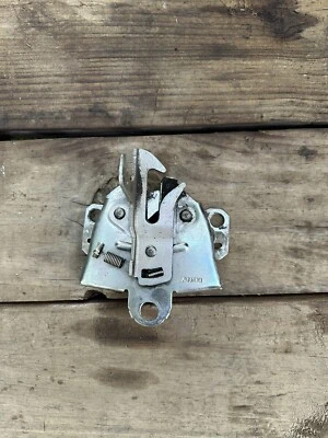 Trava de capô de liga de alumínio fabricante de equipamento original 2004-2012 Mitsubishi Eclipse & Endeavor MN154992 - Imagem 1 de 2