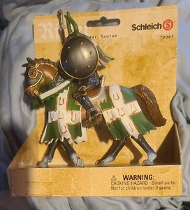 Statuetta torneo Schleich Cavaliere Toro e Cavallo #70047 verde in pensione bianco - Foto 1 di 5
