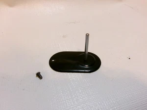 1935 Singer federleichte Spule Stift Abdeckplatte #45708 mit Schraube - Bild 1 von 2