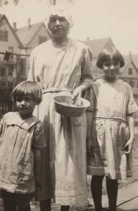 Retrato familiar de madre hijas de la era de la depresión de la década de 1920 sosteniendo restos de tazón de comida - Imagen 1 de 3