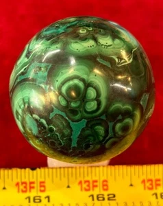 Esfera de malaquita 266,7 gramos con soporte de selenita - Imagen 1 de 12