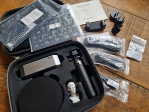 REVOPOINT MINI 2 SCANNER 3D TRÉPIED À MAIN AVANCÉ PETITS OBJETS + PLATINE VINYLE - Photo 1/10
