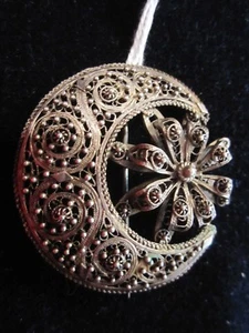 Bonito broche de filigrana plateado media + luna llena representación floral - Imagen 1 de 1