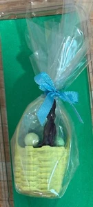 Cesta de Pascua amarilla envuelta en celofán artesanal miniatura para casa de muñecas - Imagen 1 de 1
