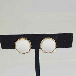 MONET WHITE AND GOLD TONE ROUND CLIP-ON EARRINGS CLASSIC SIMPLE VINTAGE - Picture 1 of 10