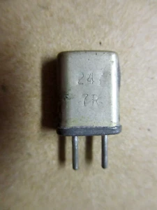 M-Tron 247 7R Radio Crystal 1/32" Diameter X 3/16" Spaced Pins Vintage - Zdjęcie 1 z 2
