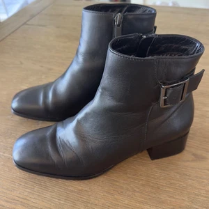 Botín Corto Aquatalia - Cuero Genuino Negro - Hecho en Italia - Mujer Talla 8.5 - Imagen 1 de 14