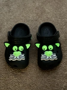 Crocs Glow In The Dark Katze Clog Junge & Mädchen Größe 9C Farbe schwarz - Bild 1 von 6