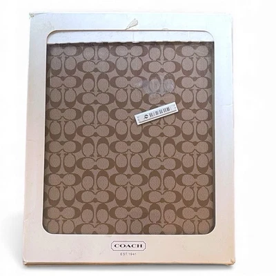 Funda protectora de plástico duro molde para iPad color tostado COACH 9,5” H X 7,5” X 1/4” H Foto 1 de 4