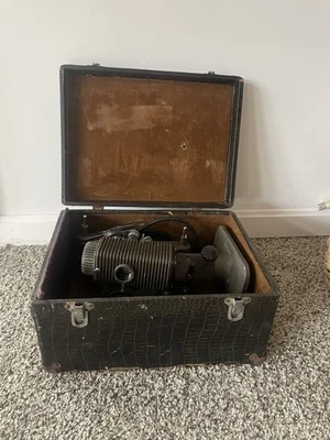 РАБОТАЕТ! Винтажный кинопроектор Revere Model 85 8 мм 700 Вт ЧИКАГО FILM ERA - Изображение 1 из 4