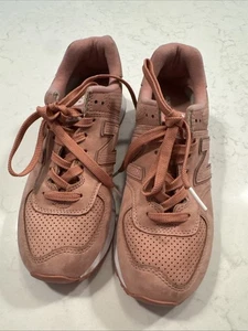 New Balance 574 Shoes Womens 8 Rose Suede WL574URT  Size 8 D EUC Sneakers Pink - Picture 1 of 6