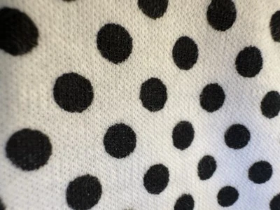 TECIDO ELÁSTICO DE MALHA PRETO BOLINHAS EM JERSEY BRANCO 2/3 JARDAS 60” W casa ou vestuário - Imagem 1 de 4