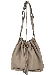 Bolso de hombro Vince Camuto de cuero granulado topo con cordón - Imagen 1 de 14