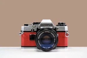 OLYMPUS OM10 35mm Film Camera w/ 50mm f/1.8 Zuiko Lens Red Leather | Serviced - Picture 1 of 6