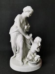 Stile SEVRES Statuetta in bisquit donna e bambino con conchiglie - H. 22 cm - Foto 1 di 9