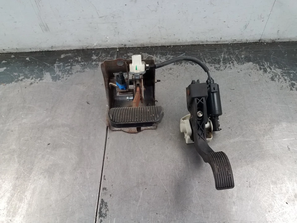 2002 Grand Marquis / Crown Vic Victoria Adj Accelerator / Brake Pedal #9286 P3 - Image 1 of 4