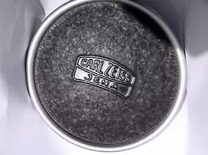 Carl Zeiss Jena tappo obiettivo originale in metallo Φ51 mm, nero/argento, logo inciso - Foto 1 di 19