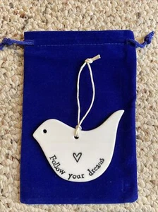 Follow Your Dreams Vogelornament mit blauer Geschenktüte - Bild 1 von 4