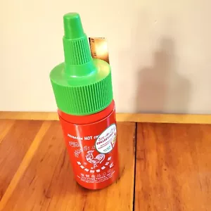 Big 4x14" Huy Fong Foods Sriracha Keep It Spicy TIN con palillos paquete de ramen NUEVO - Imagen 1 de 6