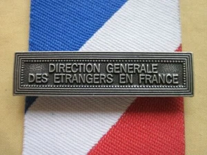 Agrafe  DIRECTION GENERALE DES ETRANGERS EN FRANCE  Métal Argenté  - Picture 1 of 1