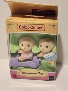 NEU Calico Critters gelb Labrador Zwillinge CC2019 Auto Junge Mädchen rosa blau - Bild 1 von 5