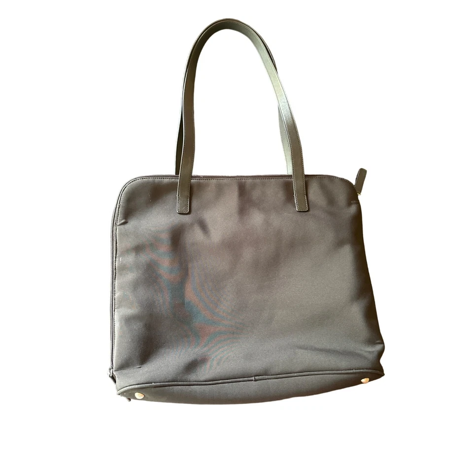 Bolso de Mano Hobo International Negro Nylon para Laptop con Múltiples Compartimentos Foto 1 de 4