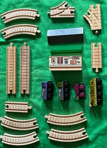 Thomas Wooden MAGIC RAILROAD LOT Station Splatter Dodge Lady Diesel 10 Train Set Cover