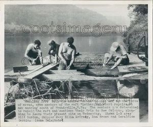 1951 Men & Women Repair Raft Lethargia Ohio River West Virginia Press Photo - Picture 1 of 2