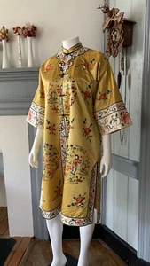 Bata bordada de seda antigua de los años 1920 y 1930 figuras florales amarillas - Imagen 1 de 24