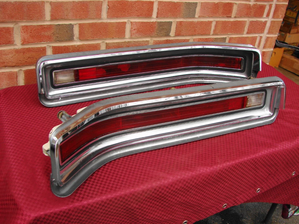 67 lanternas traseiras Buick Lesabre com molduras cromadas - Imagem 1 de 1